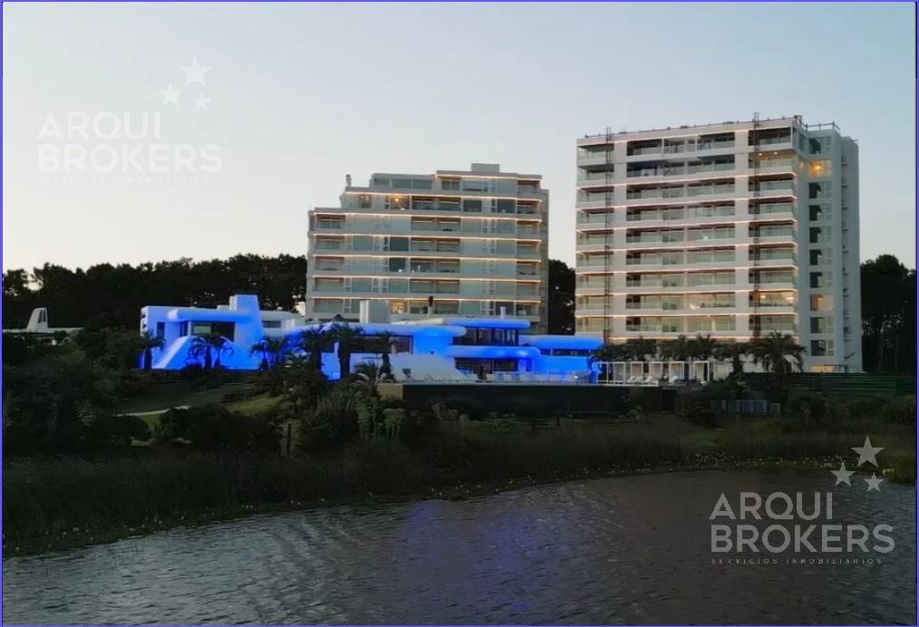 Apartamento de dos dormitorios en venta en Playa Mansa - 111