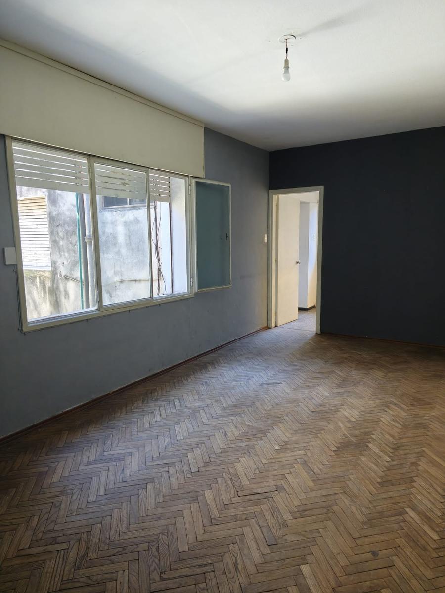 Apartamento en alquiler 2 dormitorios primer piso por escalera zona aguada bajos gastos comunes