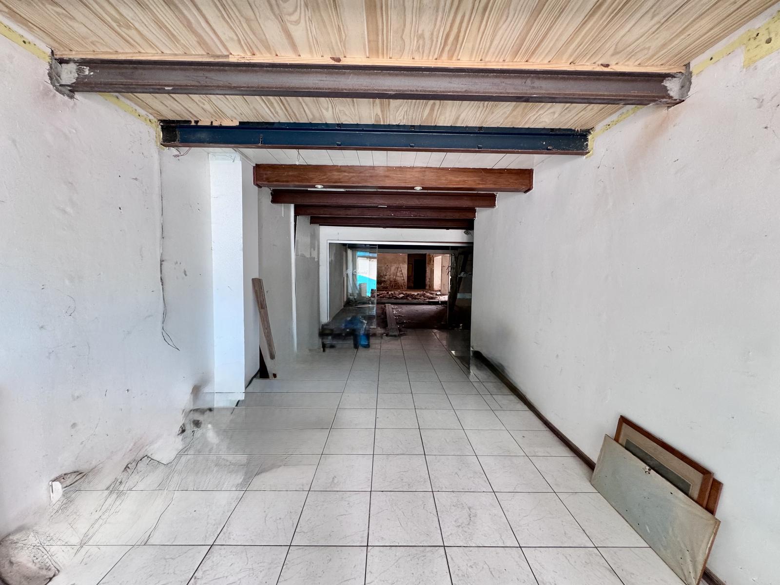 Amplio local comercial de 160m2 sobre avenida en Colonia del Sacramento · Foto 3