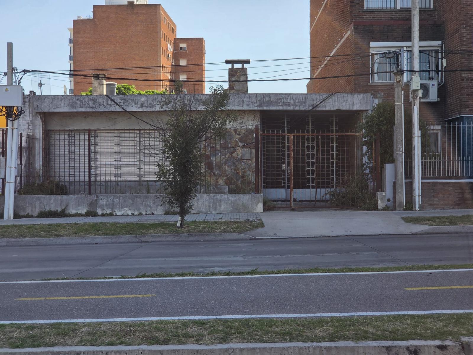 Luis Alberto de Herrera proximo Av Italia, 10 mts de frente, 240 m2 edificados, terreno 440 m2 !!