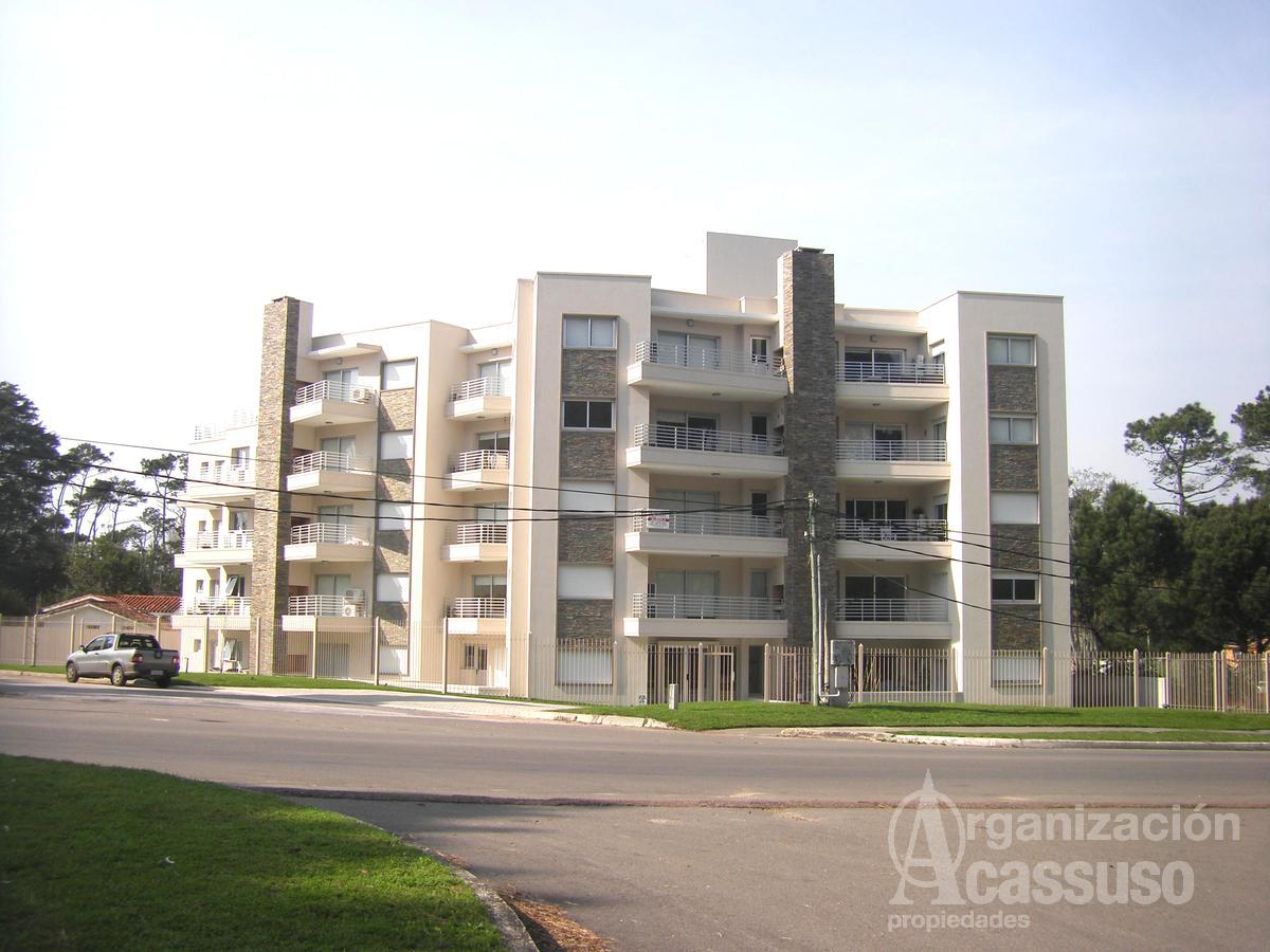 Punta del Este - en Venta - San Rafael - 3 dormitorios 2 baños parrilla piscina jardín parrillero