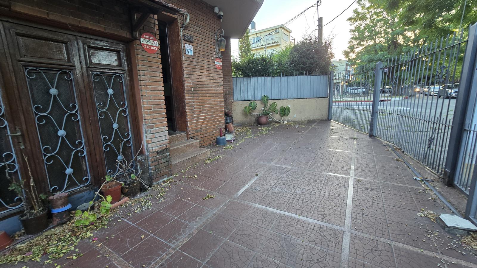 Venta de casa 3 dormitorios, padrón único con garaje, en Parque Batlle