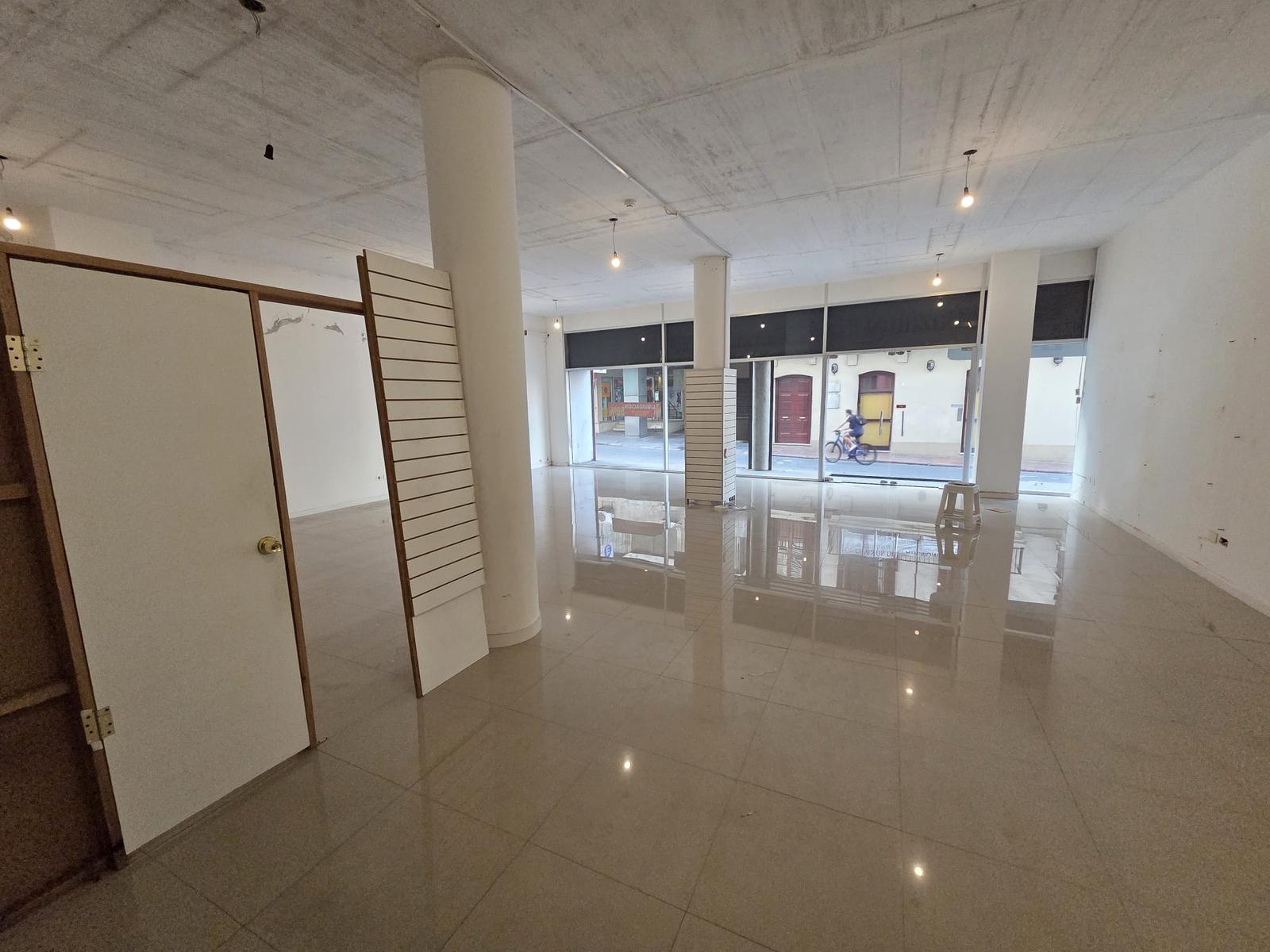 25 de mayo y Bartolome Mitre, 100 m2, 8 mts de frente, excelente estado !! · Foto 3