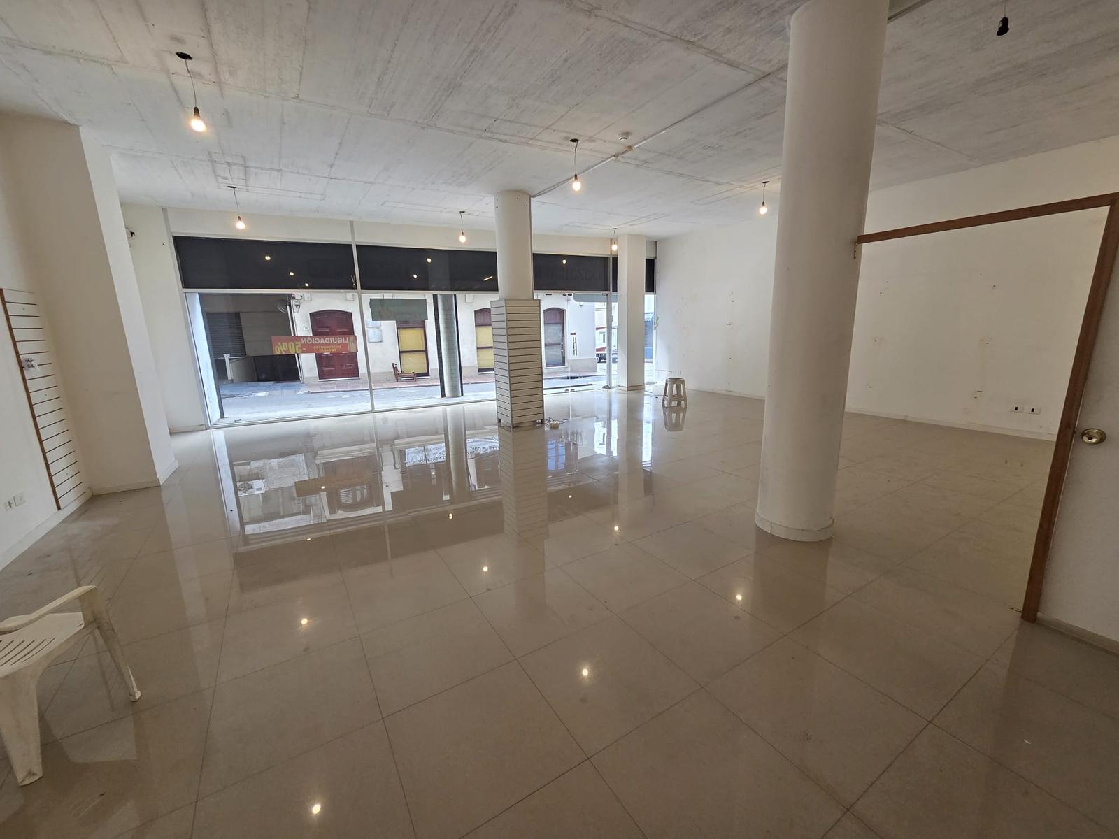 25 de mayo y Bartolome Mitre, 100 m2, 8 mts de frente, excelente estado !! · Foto 4