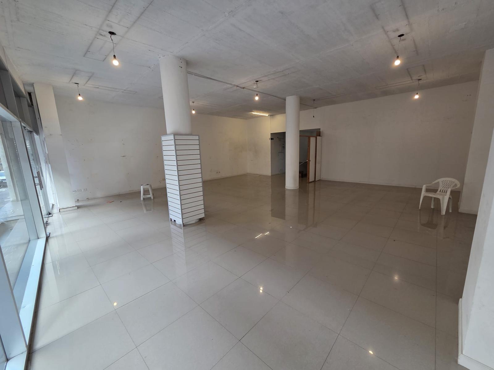 25 de mayo y Bartolome Mitre, 100 m2, 8 mts de frente, excelente estado !! · Foto 5