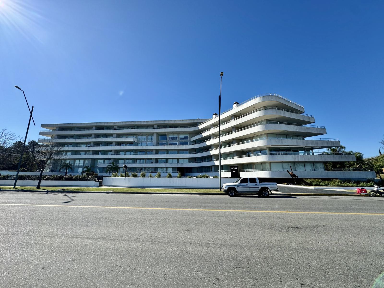 Colonia - Venta y Alquiler de Loft de 1 dormitorio en edificio Dazzler Rambla costanera · Foto 1