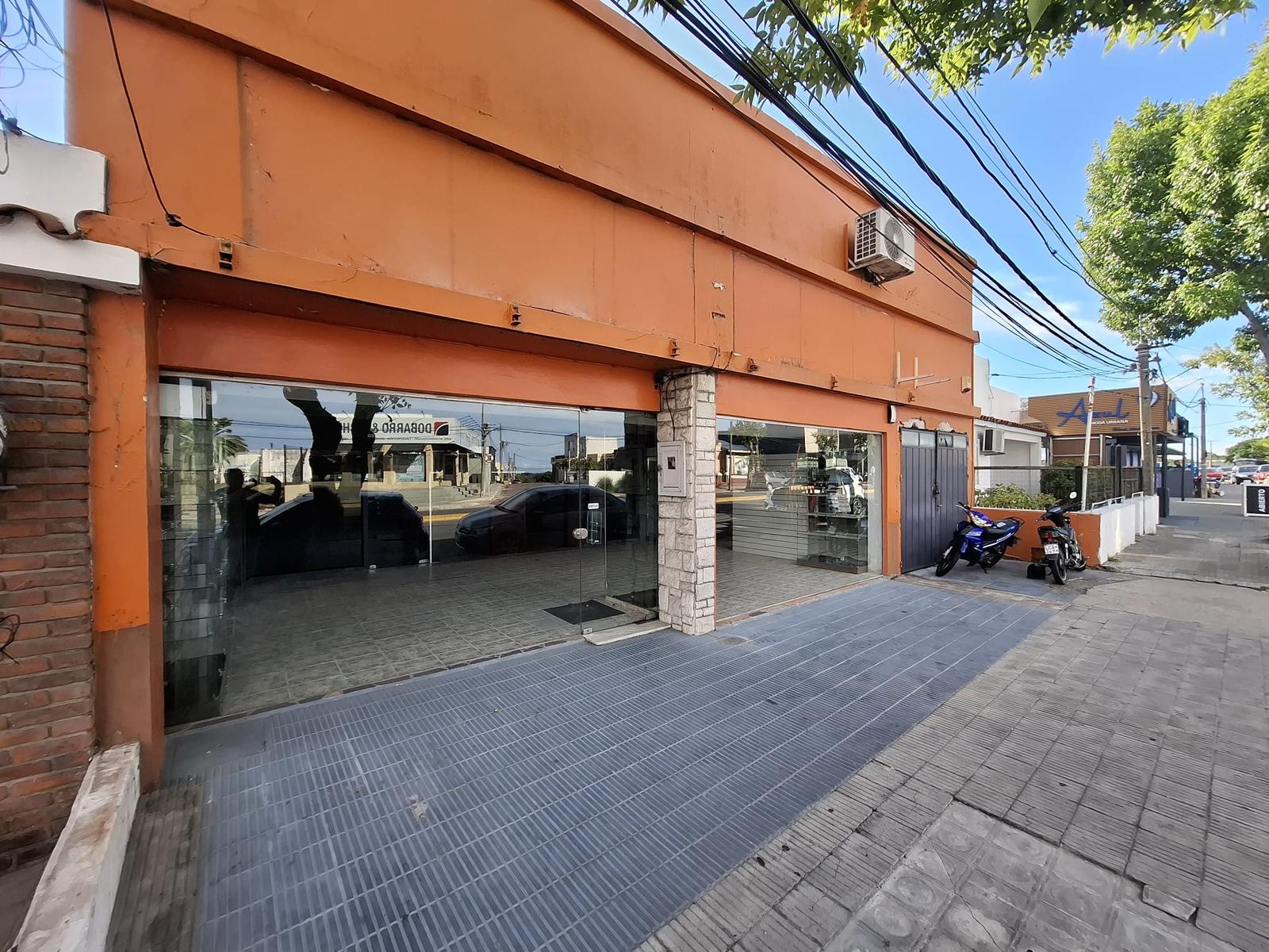 Alquiler de amplio local comercial centrico · Foto 1