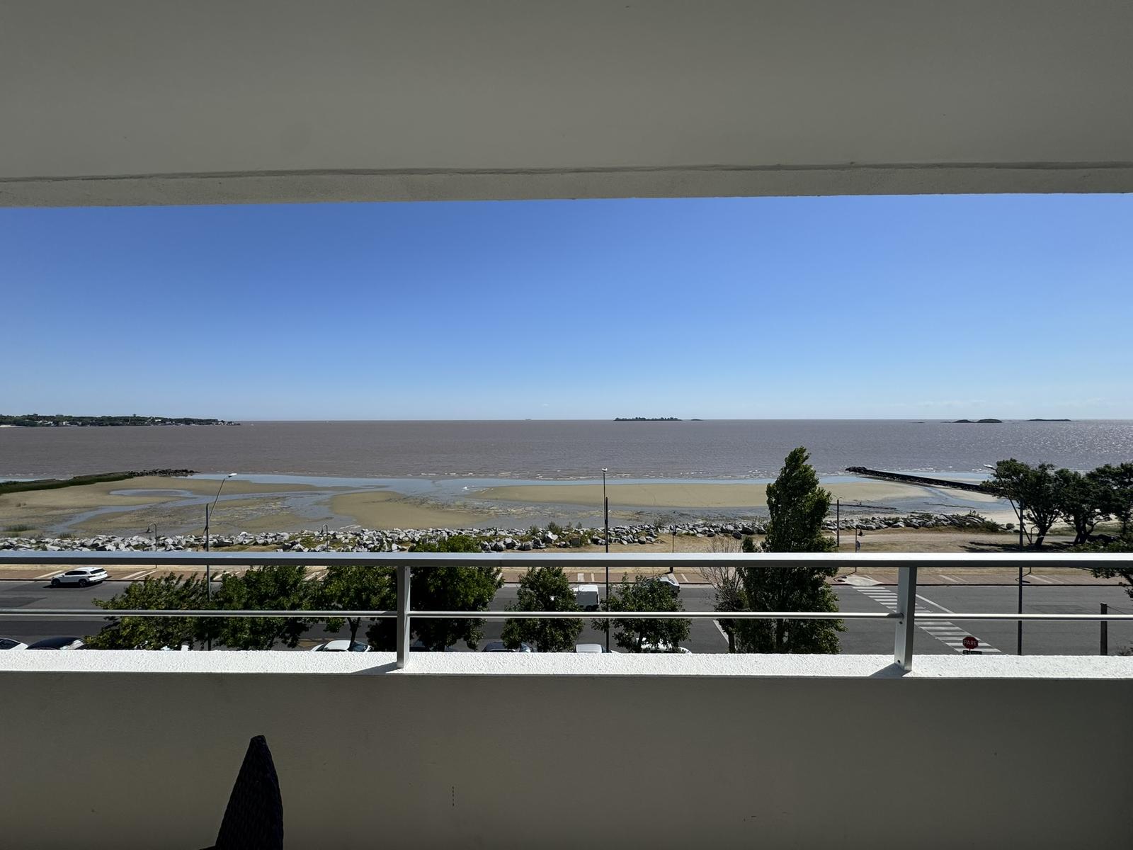 Apartamento en Venta Frente al Río en Colonia | Terraza con Parrilla y Cochera