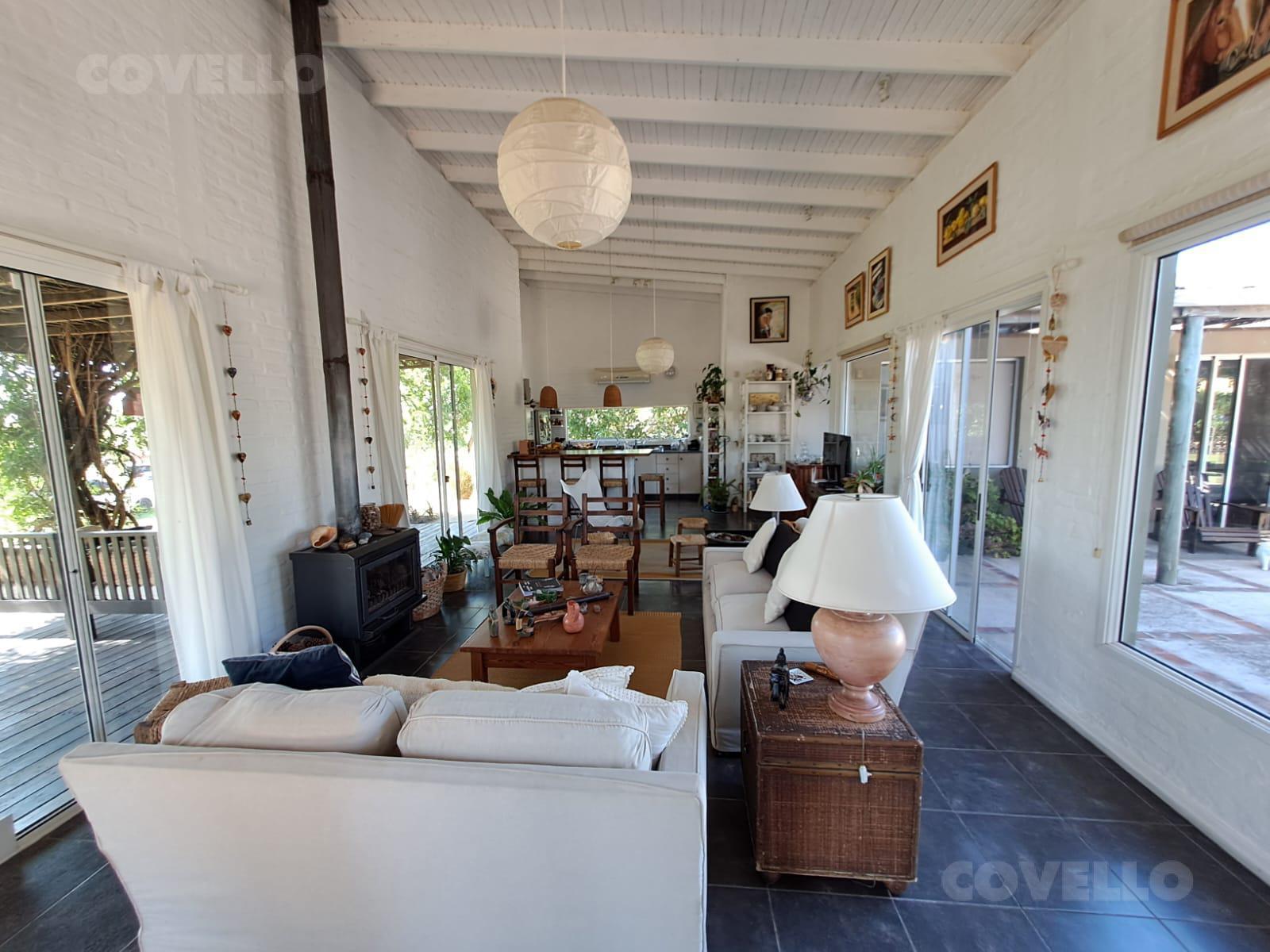 Hermosa casa de tres dormitorios en venta y alquiler con amplio parque - Colonia del Sacramento · Foto 1