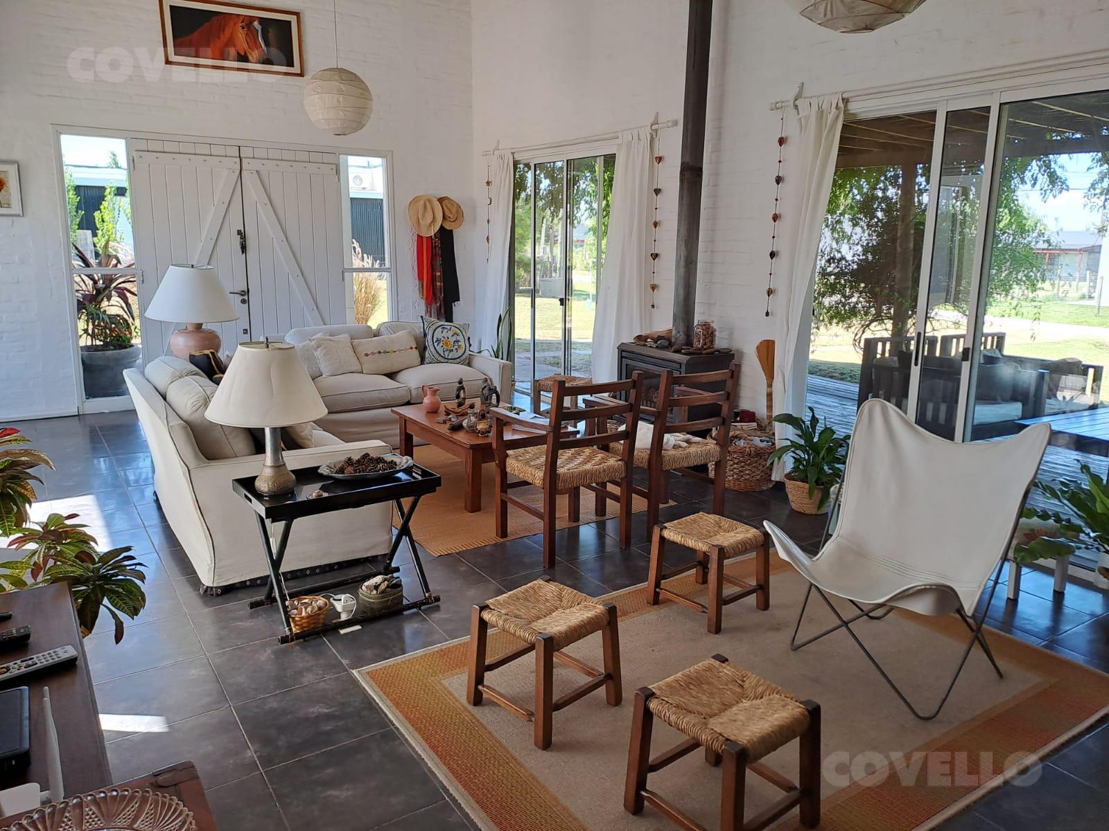 Hermosa casa de tres dormitorios en venta y alquiler con amplio parque - Colonia del Sacramento · Foto 2