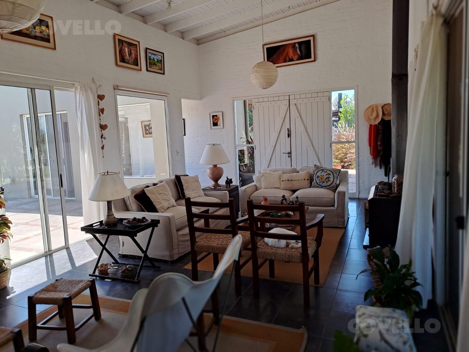 Hermosa casa de tres dormitorios en venta y alquiler con amplio parque - Colonia del Sacramento · Foto 3