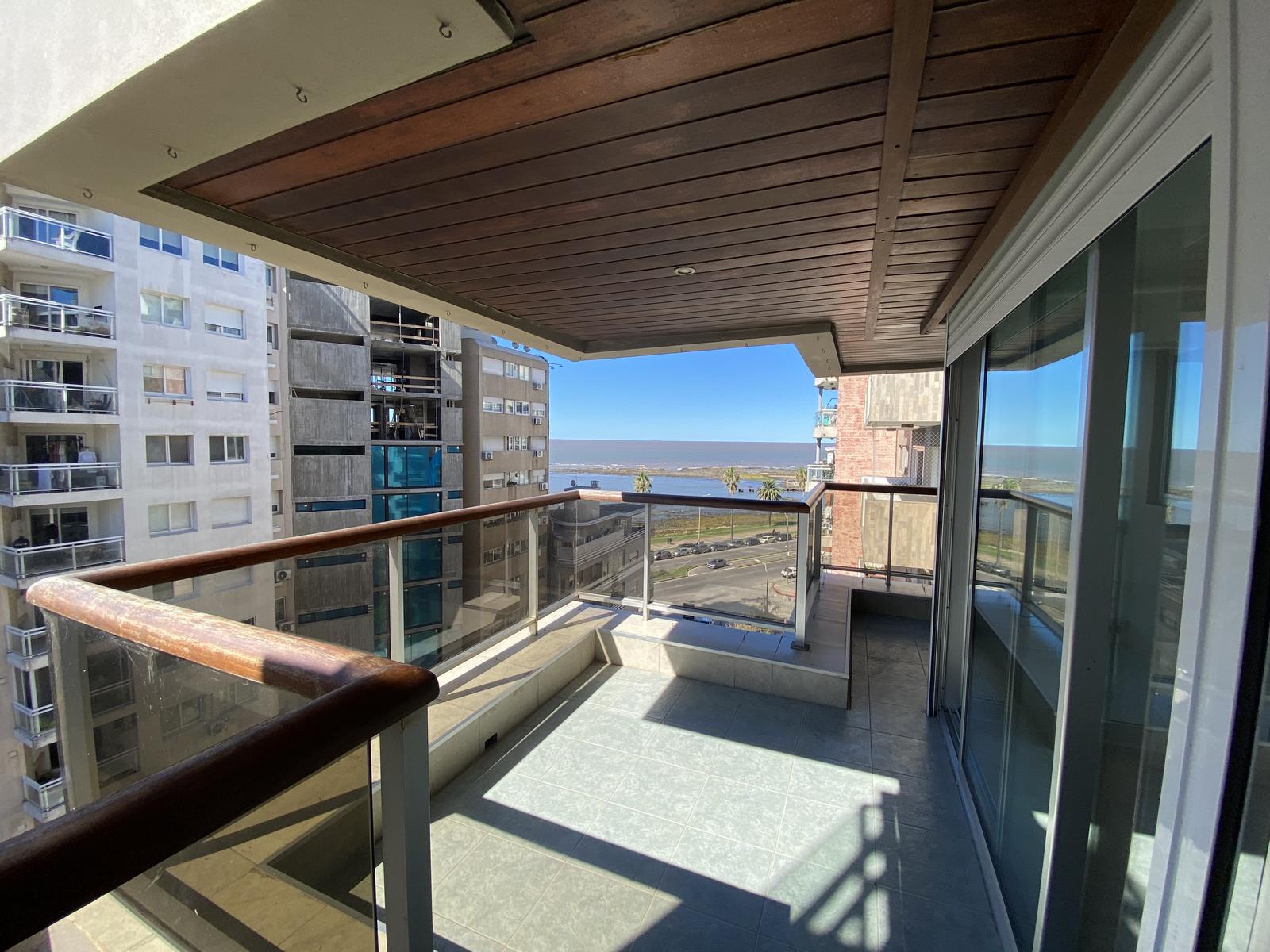 Alquiler De Apartamento 2 Dormitorios En Suite, Toilette, Garage, Vista A La Rambla. Punta Carretas