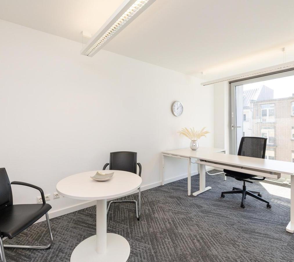 Espacio de oficina en renta para 3 personas en Montevideo, Carrasco Valley