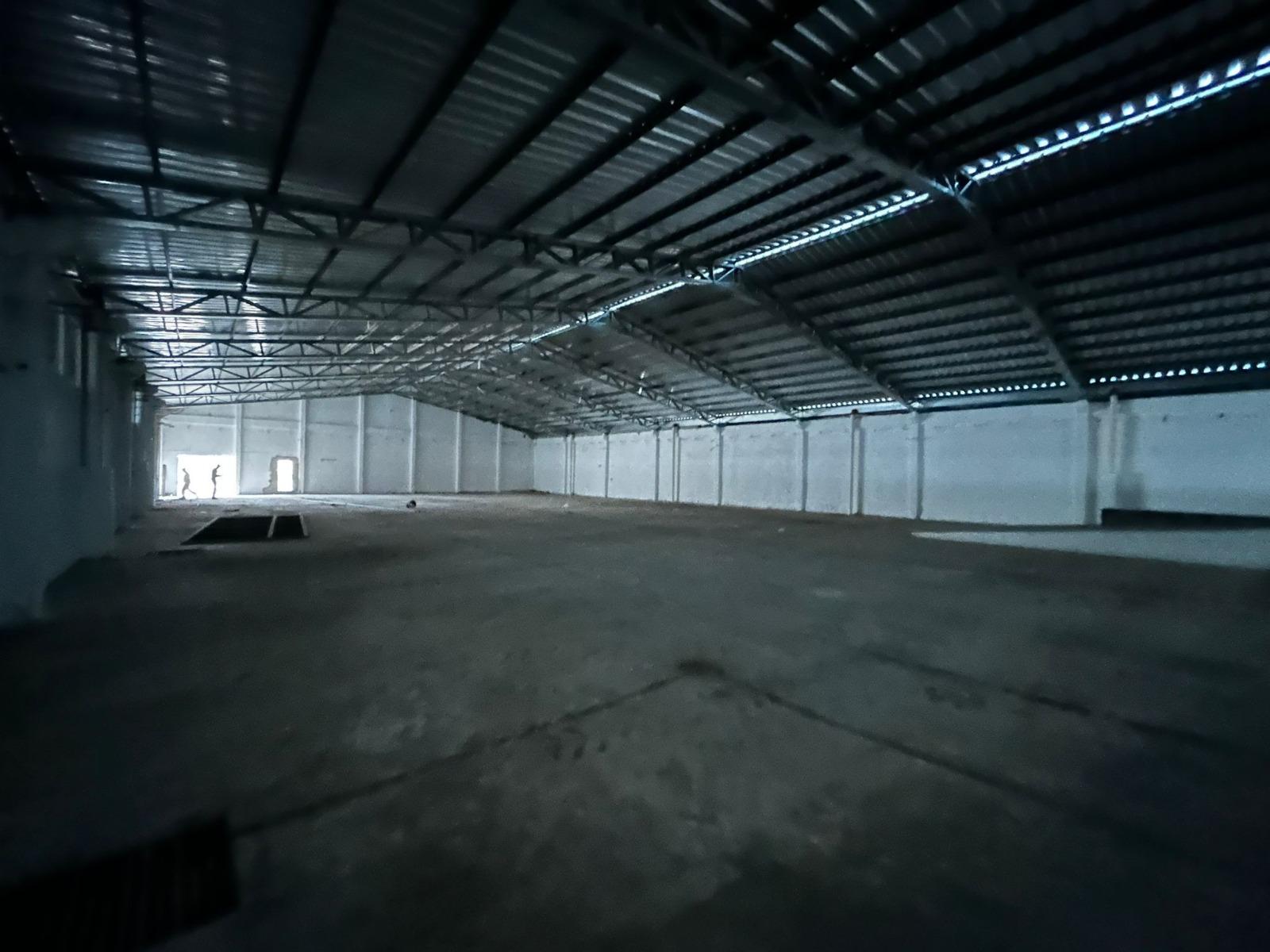 Proximo Garzón y San Quintin, Galpón de 1700m2, vigilancia 24 hs !! · Foto 2
