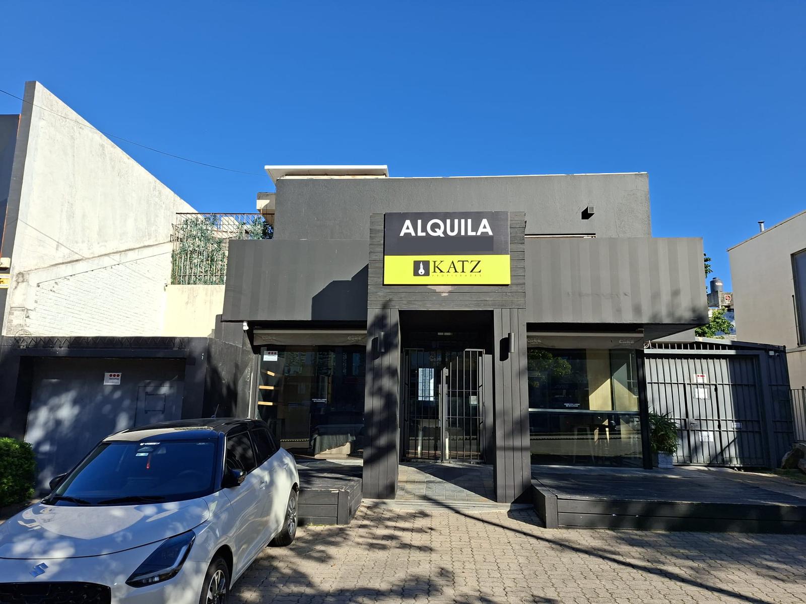 26 y Luis Alberto de Herrera, 15 mts de frente, 378 m2 construídos, 700 m2 de terreno !!