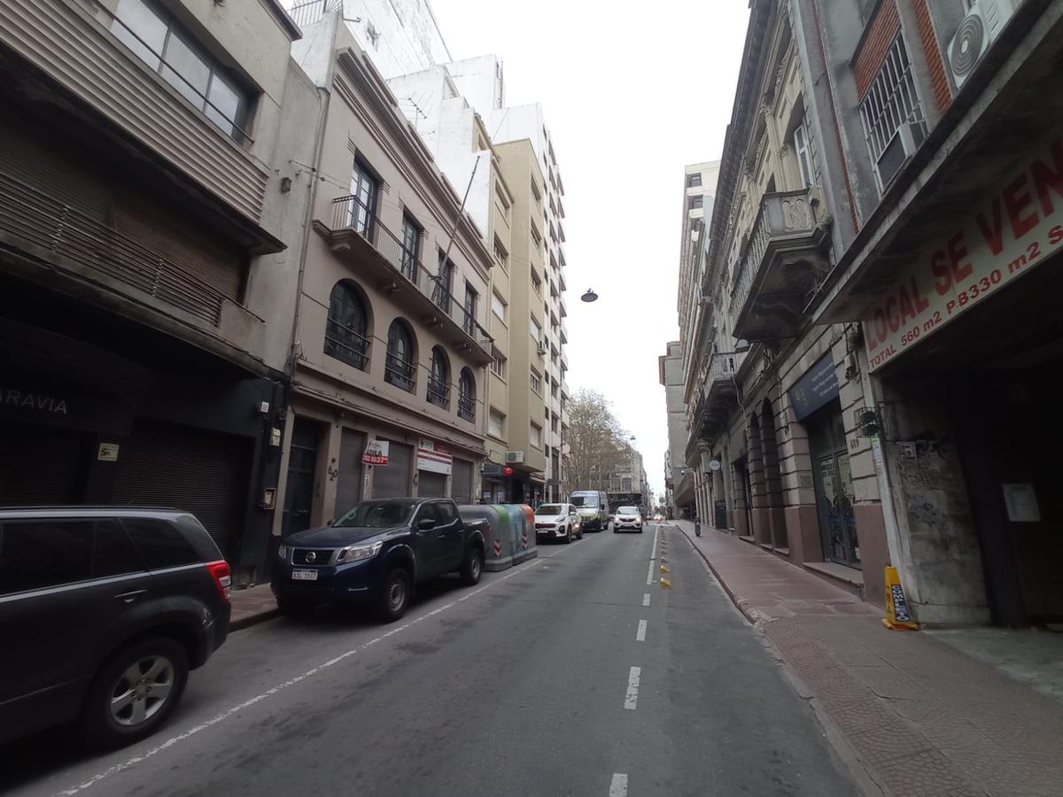 Rincón casi Plaza Matriz, mega local de 10 mts de frente, 700 m2 construídos !! · Foto 4