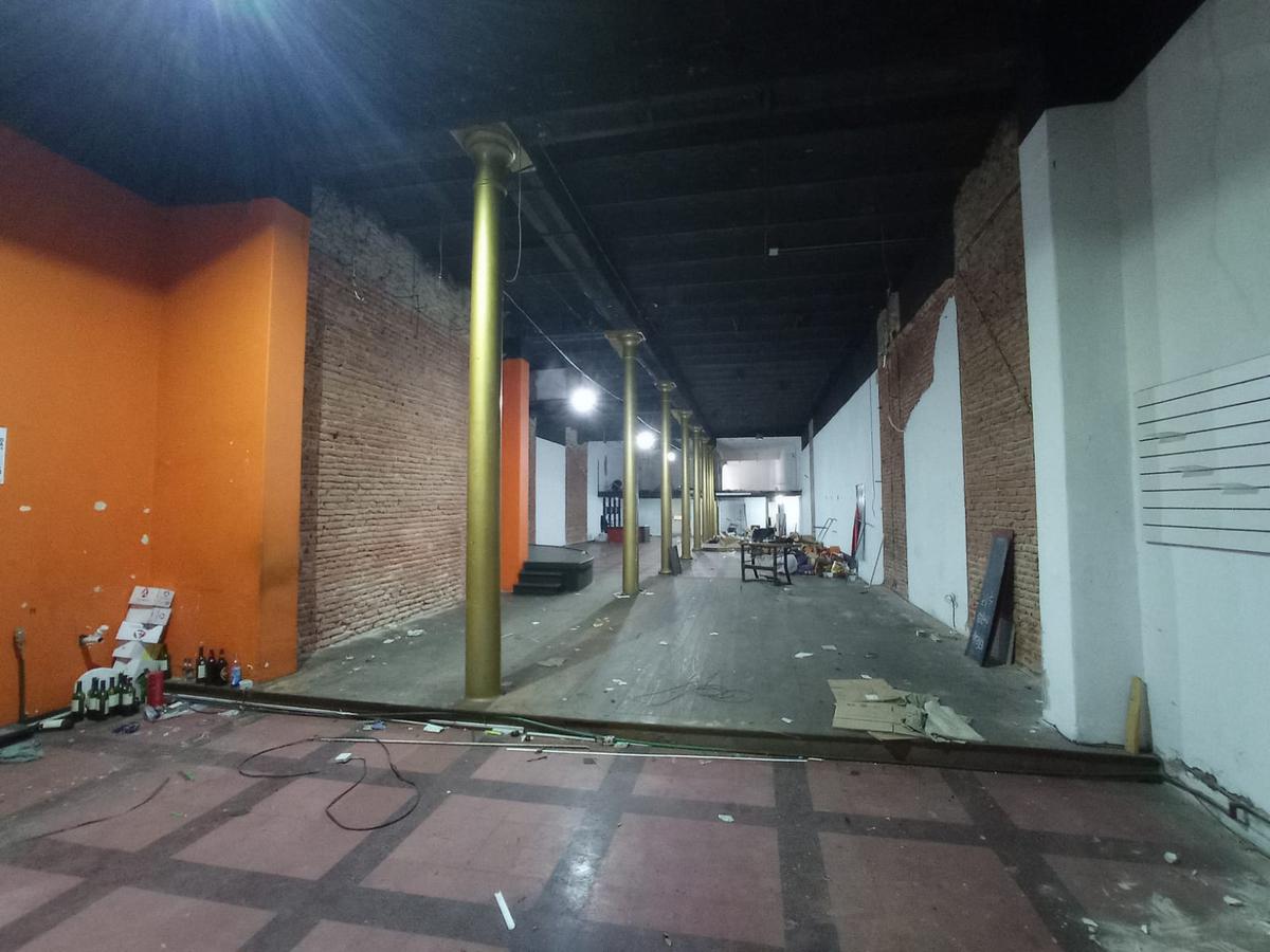 Rincón casi Plaza Matriz, mega local de 10 mts de frente, 700 m2 construídos !! · Foto 5