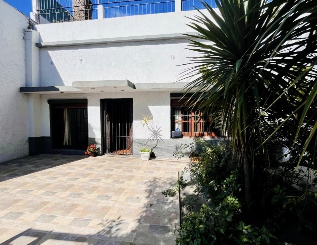Venta de casa en La Comercial de 2 plantas con entrepiso