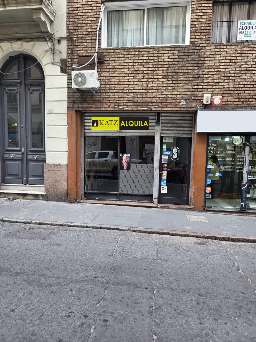 Ituzaingo y peatonal Sarandi, 60 m2 , 4 mts de frente , apto gastronomía !! · Foto 1
