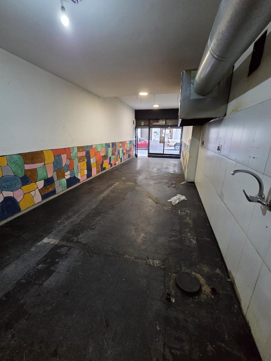 Ituzaingo y peatonal Sarandi, 60 m2 , 4 mts de frente , apto gastronomía !! · Foto 2