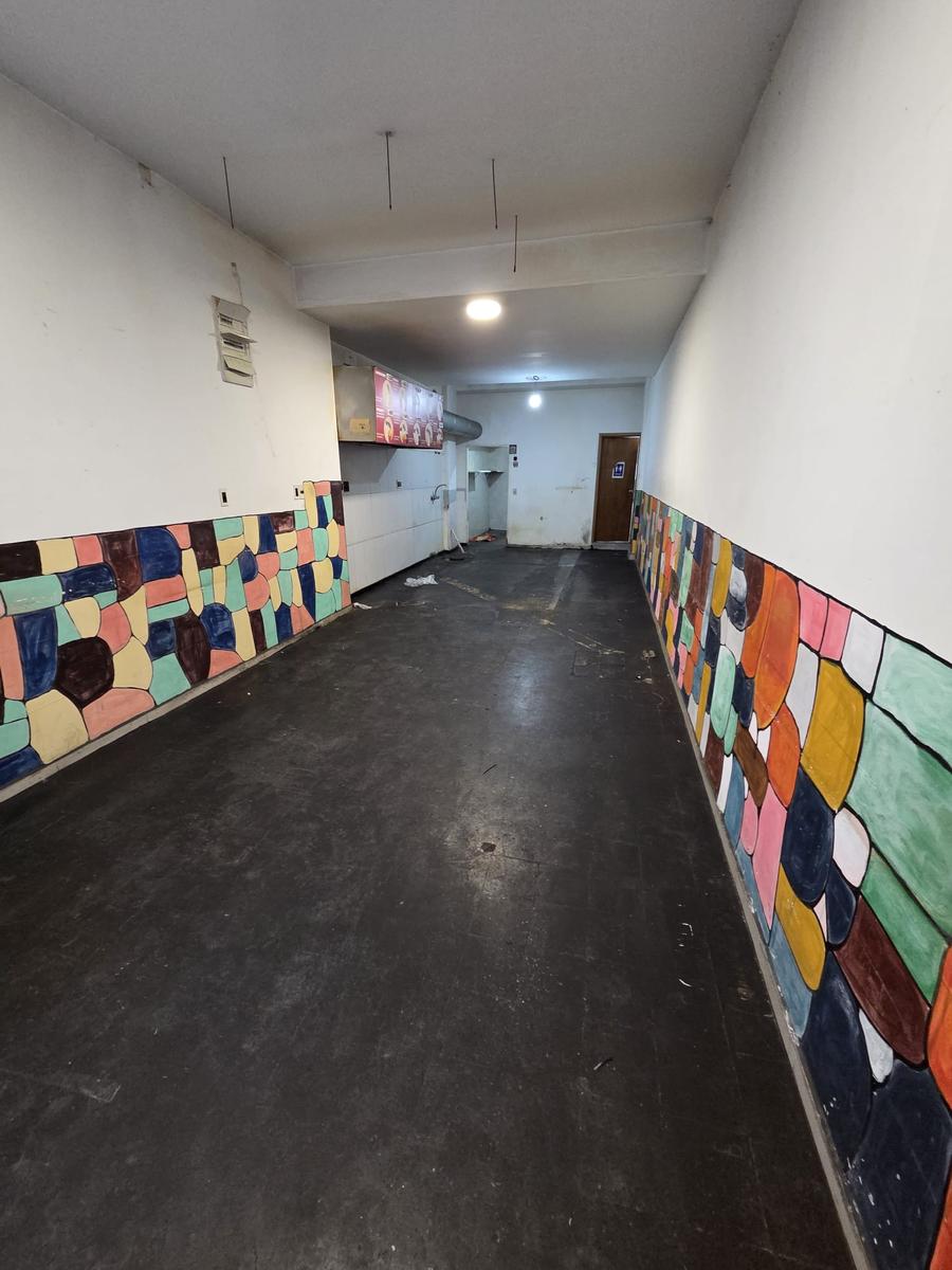 Ituzaingo y peatonal Sarandi, 60 m2 , 4 mts de frente , apto gastronomía !! · Foto 3