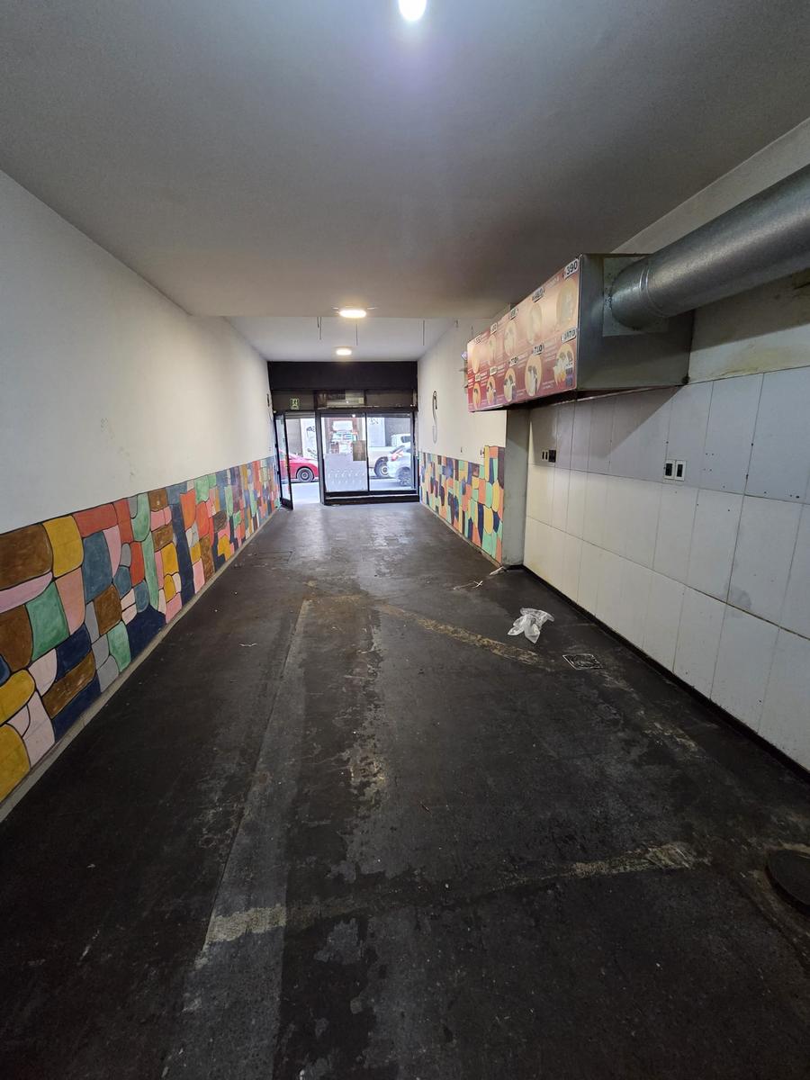 Ituzaingo y peatonal Sarandi, 60 m2 , 4 mts de frente , apto gastronomía !! · Foto 4