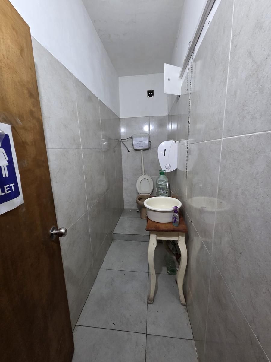 Ituzaingo y peatonal Sarandi, 60 m2 , 4 mts de frente , apto gastronomía !! · Foto 5