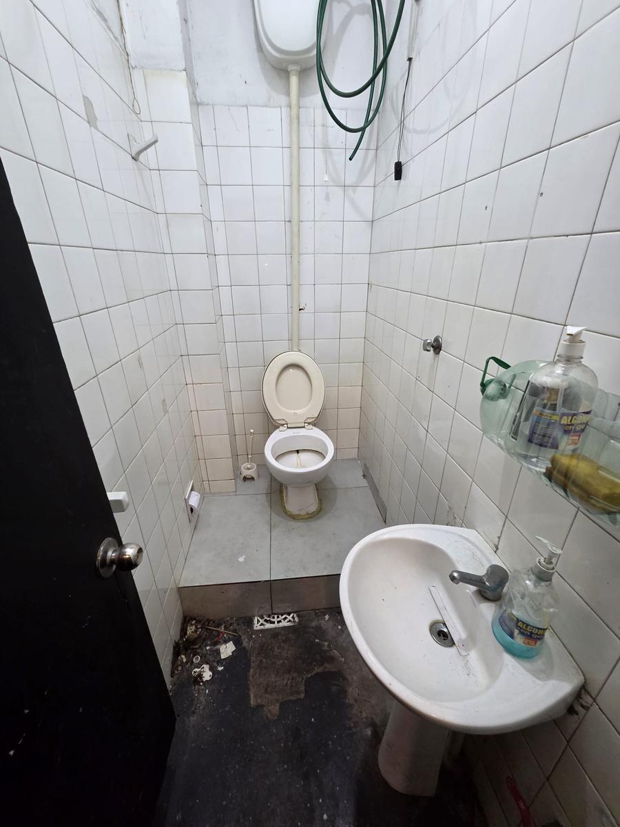 Ituzaingo y peatonal Sarandi, 60 m2 , 4 mts de frente , apto gastronomía !! · Foto 6