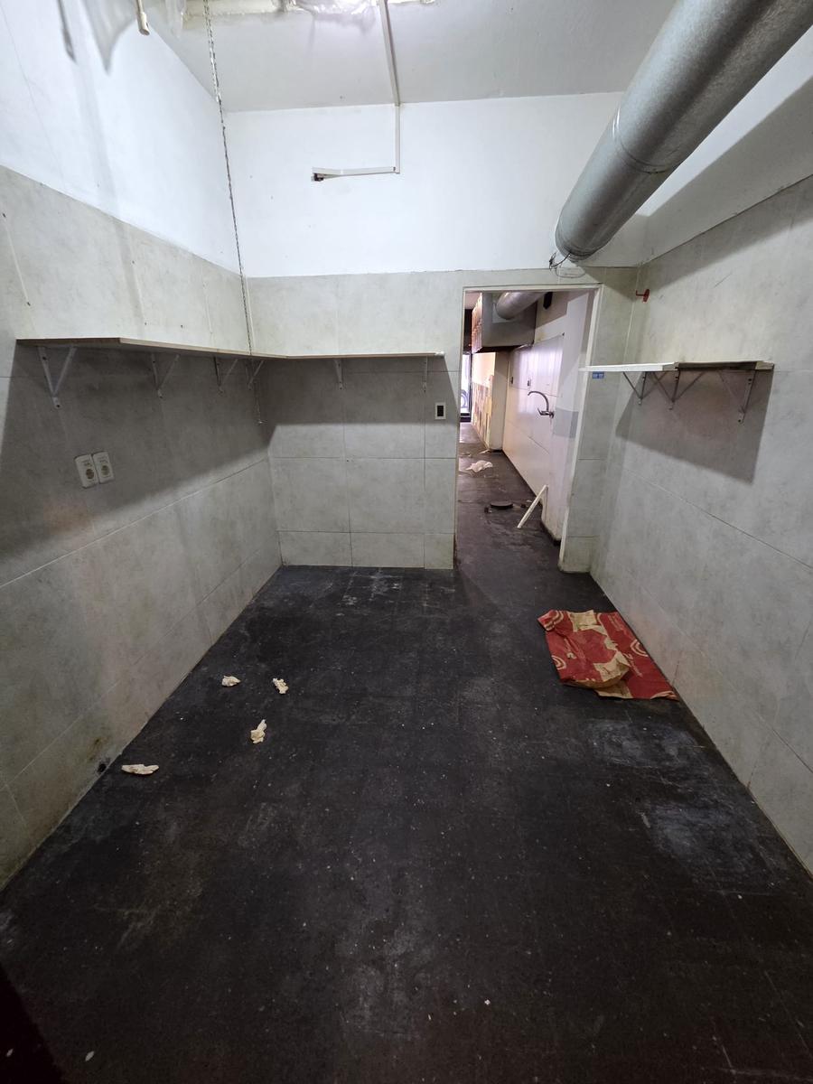 Ituzaingo y peatonal Sarandi, 60 m2 , 4 mts de frente , apto gastronomía !! · Foto 7