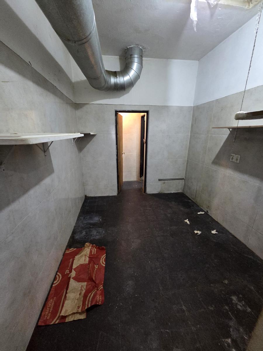 Ituzaingo y peatonal Sarandi, 60 m2 , 4 mts de frente , apto gastronomía !! · Foto 8