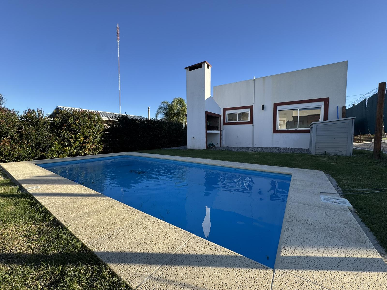 Casa de 2 dormitorios y piscina en  Alquiler (Real de San Carlos- Colonia)