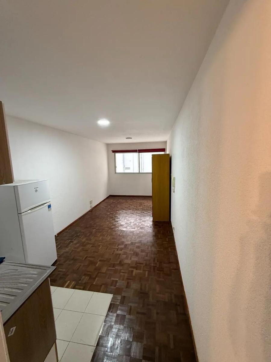 Alquiler Apartamento monoambiente con bajos gastos comunes a pasos de la rambla en Pocitos · Foto 3