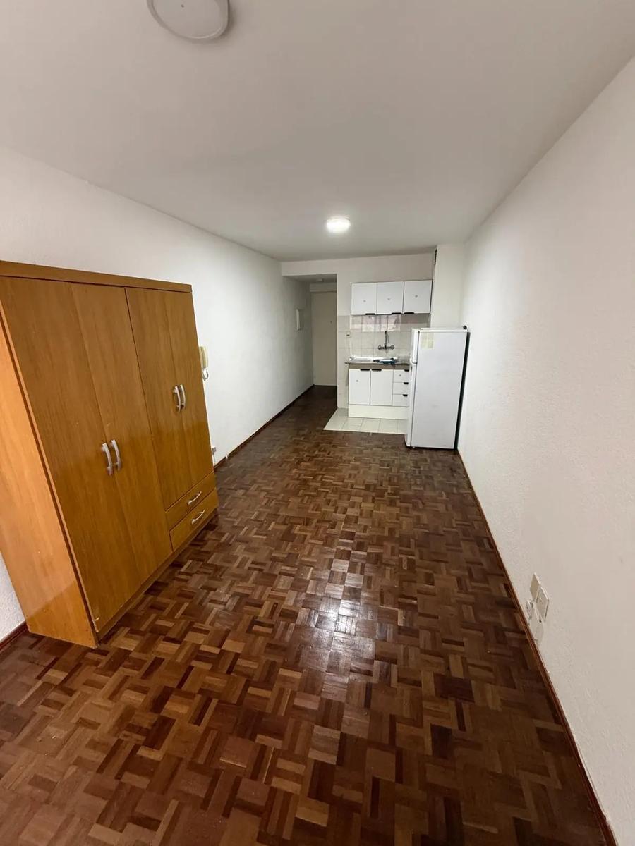 Alquiler Apartamento monoambiente con bajos gastos comunes a pasos de la rambla en Pocitos · Foto 4
