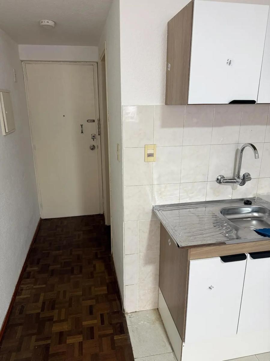 Alquiler Apartamento monoambiente con bajos gastos comunes a pasos de la rambla en Pocitos · Foto 6