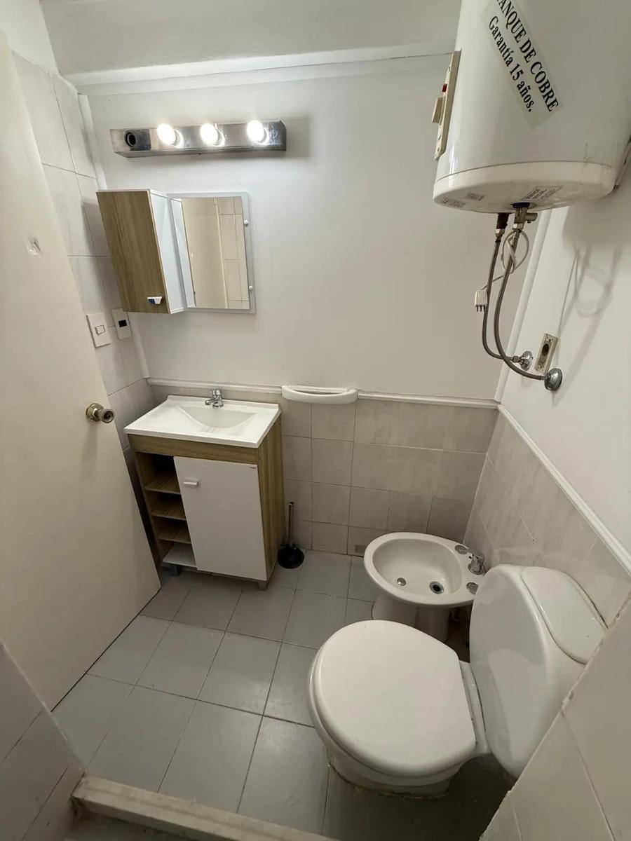 Alquiler Apartamento monoambiente con bajos gastos comunes a pasos de la rambla en Pocitos · Foto 7