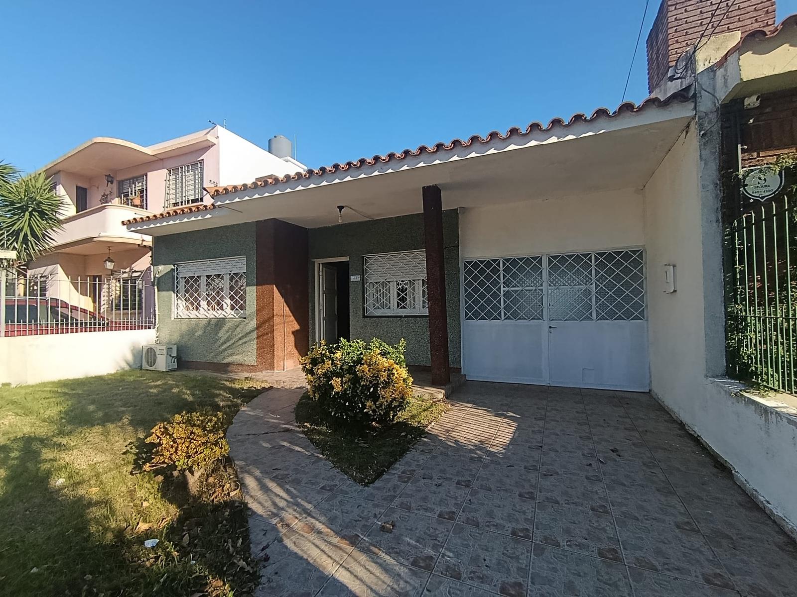 Hermosa casa en uno de los barrios más lindos, en malvin. Cuenta con Servicios y locomoción cerca.