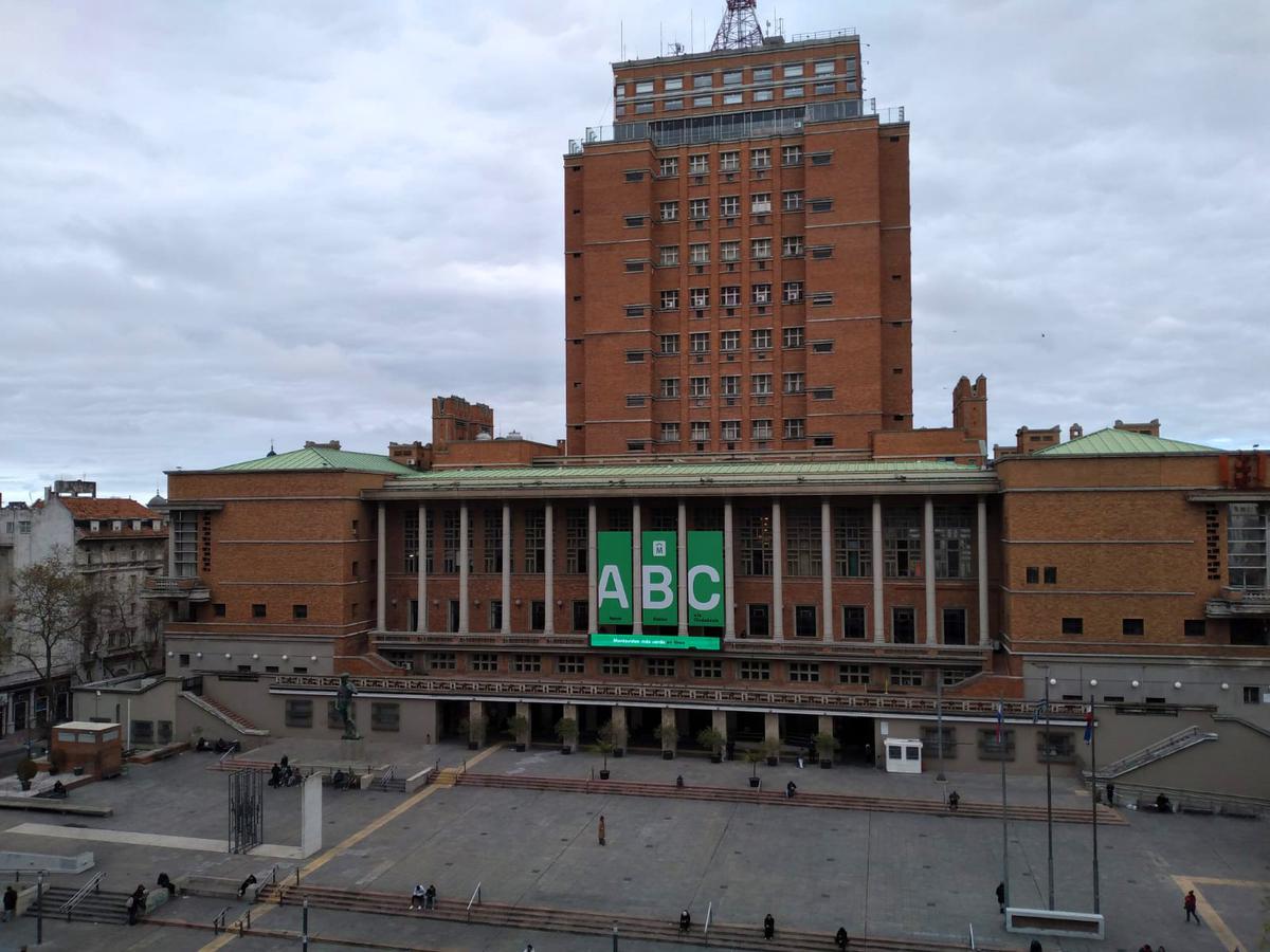 oficina en 18 de Julio Frente a la Intendencia, 313 m2, reciclada !!
