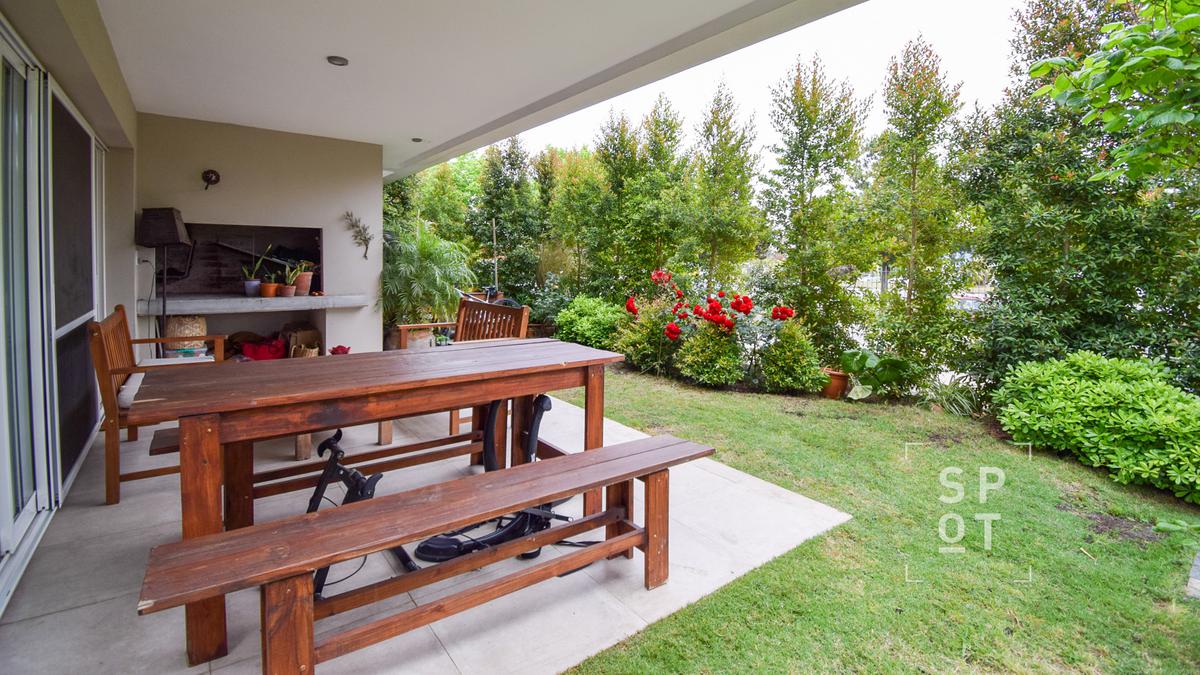 Divino apartamento con jardín