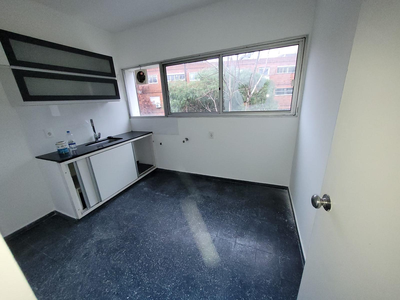 Apartamento al frente, por avenida principal, prox, Casmu, 2 dormitorios, segundo piso por escalera,