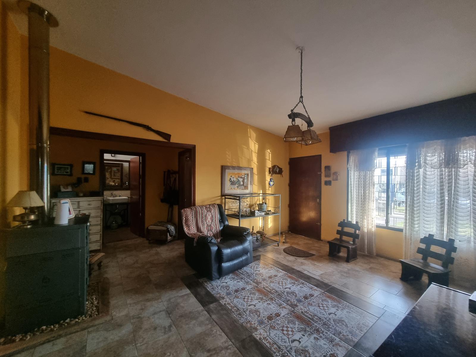 Importante casa, con amplio galpón y apartamento independiente!