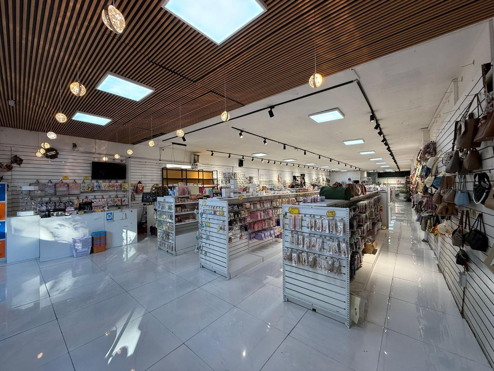 8 de octubre esq Comercio, 517 m2 salón + deposito, 10 m de frente!!
