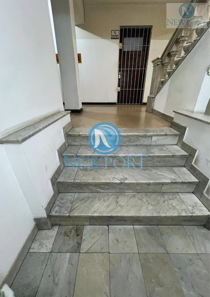 Oficina en Ciudad Vieja 1er piso por escalera, gastos bajos, 2 Oficinas con entrada Independiente · Foto 8