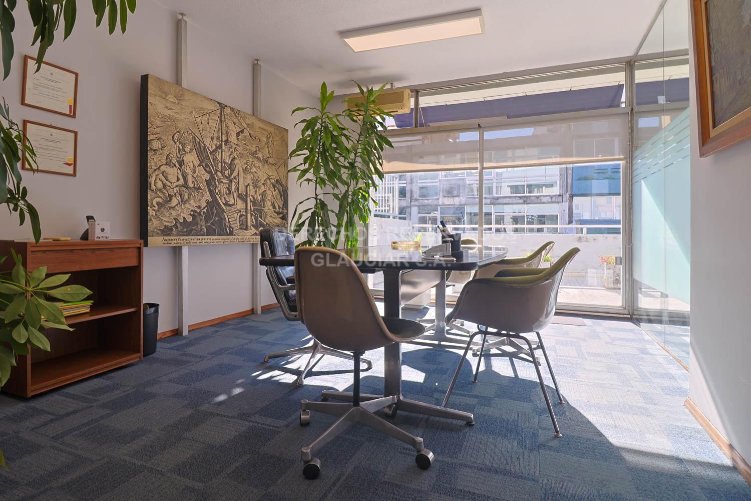 VENTA o ALQUILER Oficina Ciudad Vieja TERRAZA DE USO EXCLUSIVO