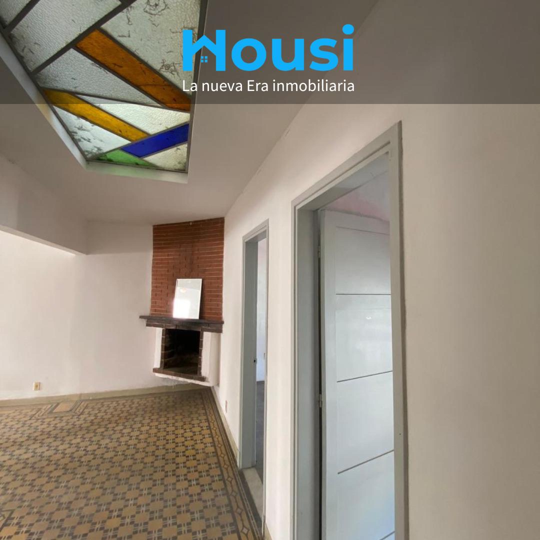 Venta casa 3 dormitorios con posibilidad de un 4to dormitorio en altillo, excelente ubicación con transporte y zona céntrica. Barrio Goes.