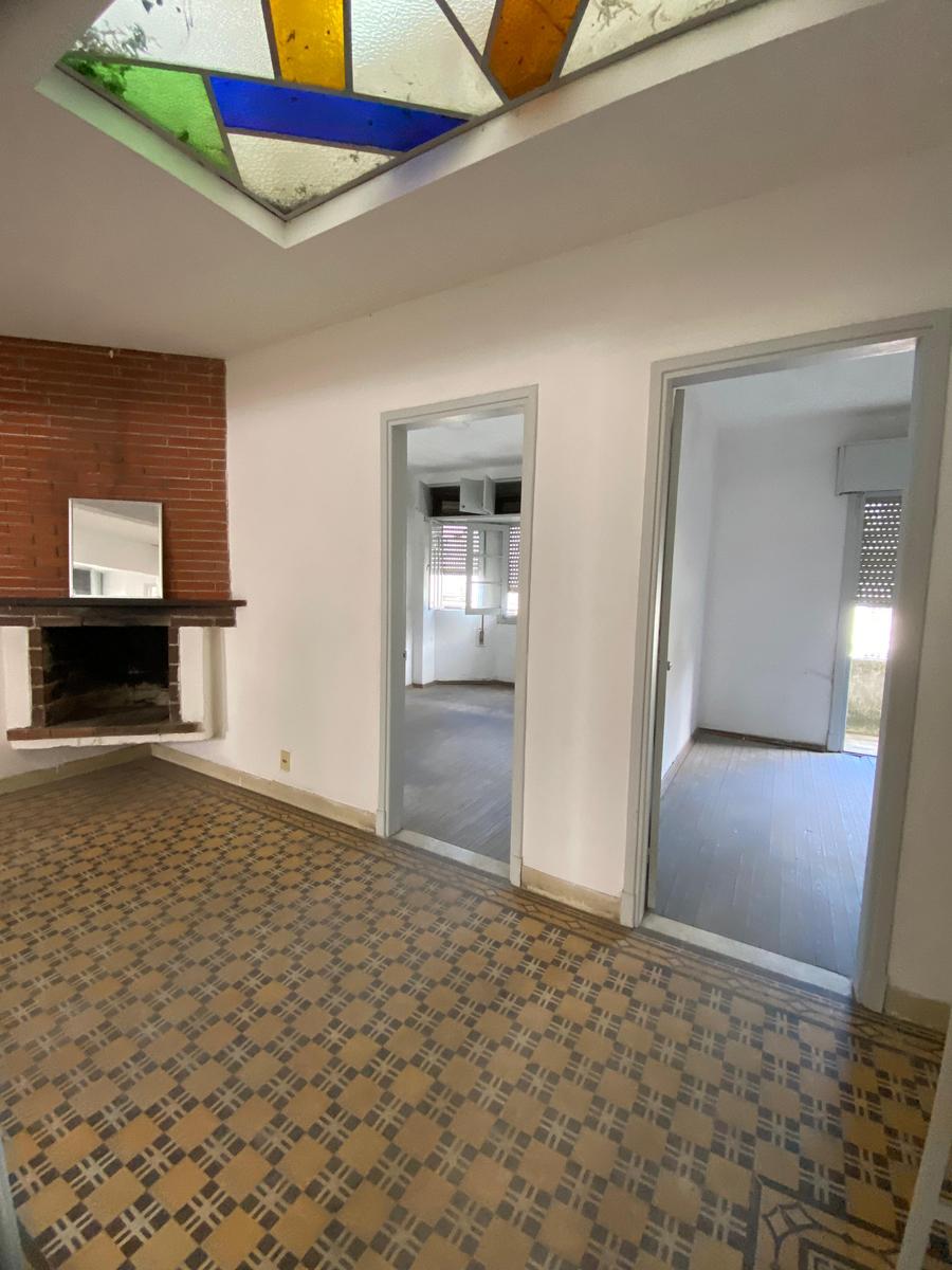 Venta casa 3 dormitorios con posibilidad de un 4to dormitorio en altillo, excelente ubicación con transporte y zona céntrica. Barrio Jacinto Vera.
