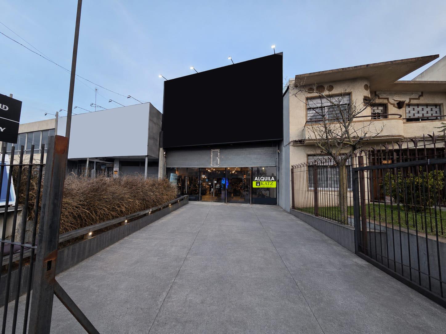 Av Italia proximo Comercio, zona de outlets, 8,5 mts de frente, 300 m2 de salón + explanada de 50 m2 !!