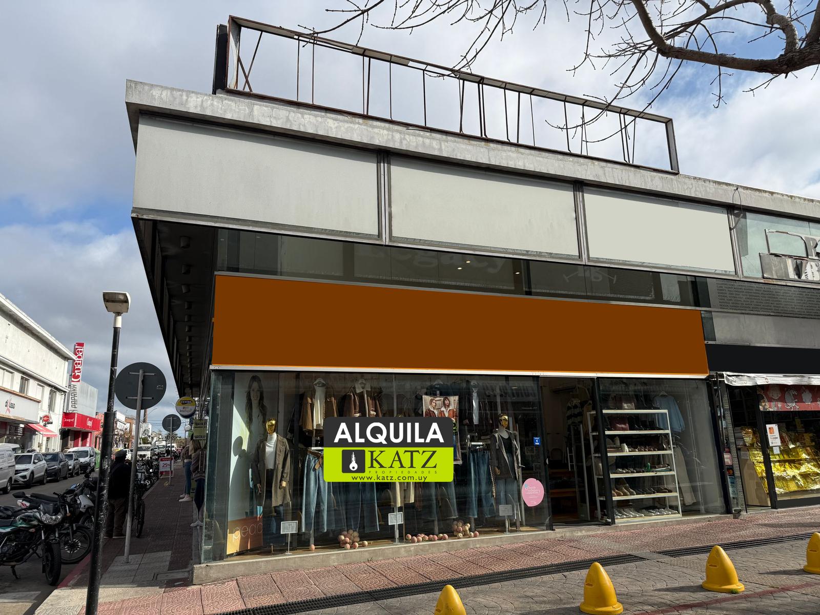 Gran esquina en Peatonal Sarandí e Ituzaingo. Frente 6 metros!! · Foto 1