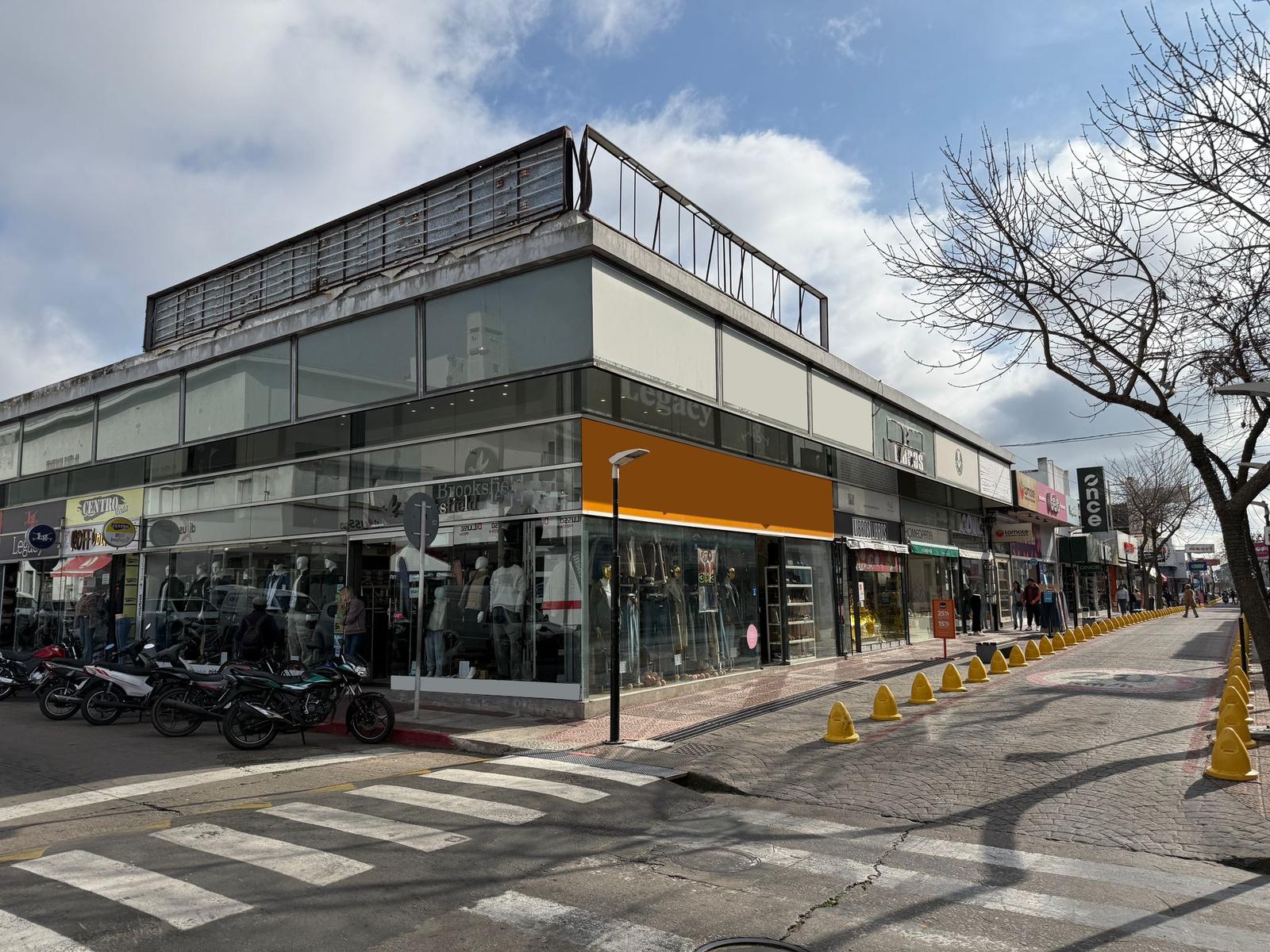 Gran esquina en Peatonal Sarandí e Ituzaingo. Frente 6 metros!! · Foto 2
