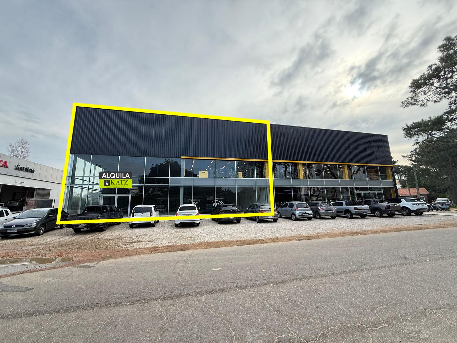 Alquiler de gran local comercial de 467 m², 30 mts frente próximo a Punta Shopping!!