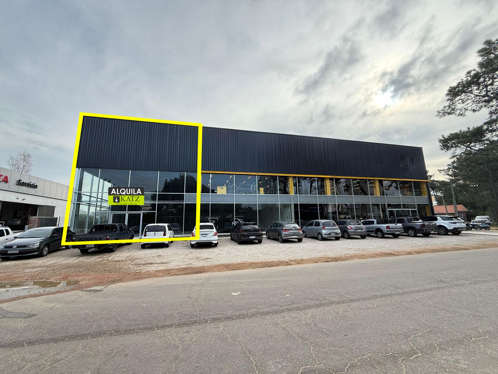 Alquiler local comercial esquinero de 234 m². Doble altura cerca de Punta Shopping